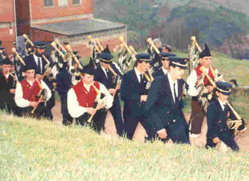 La banda de gaitas con Hevia